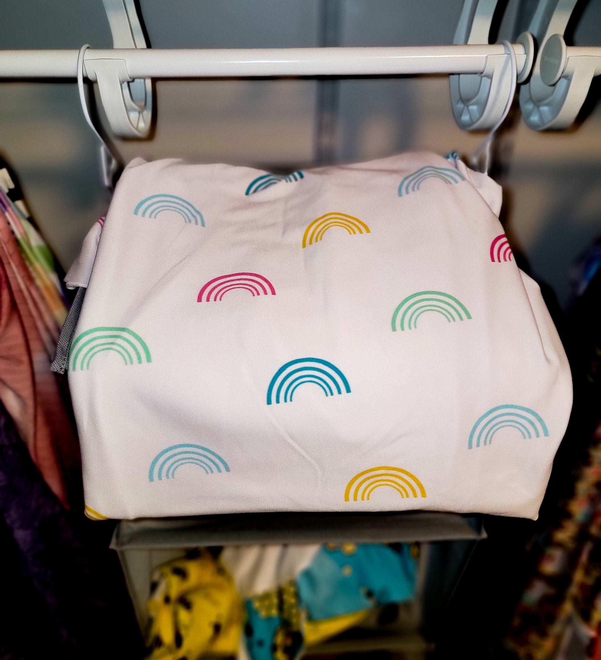 Simple Rainbow on White Seamless File