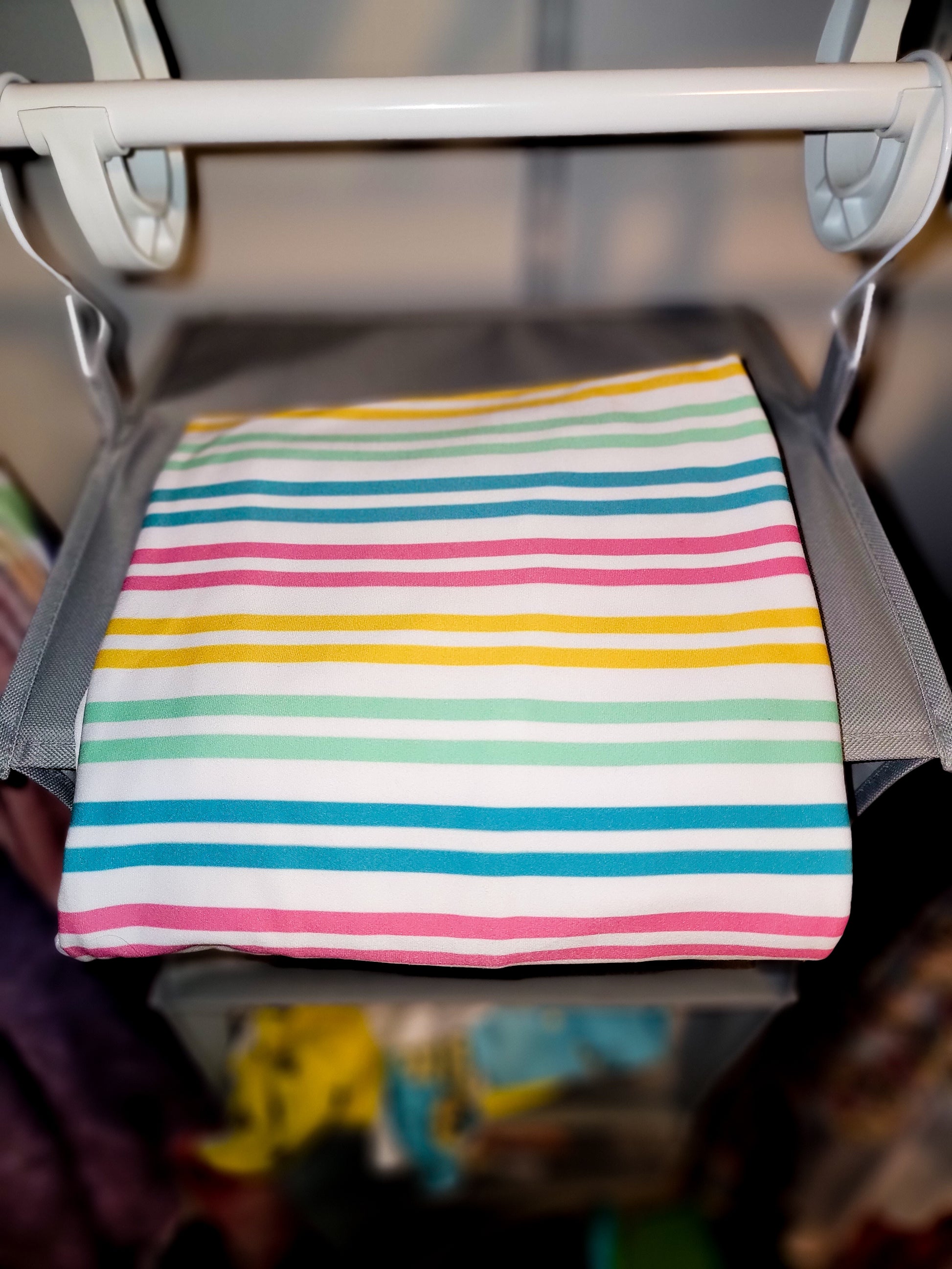 Simple Rainbow on White Seamless File